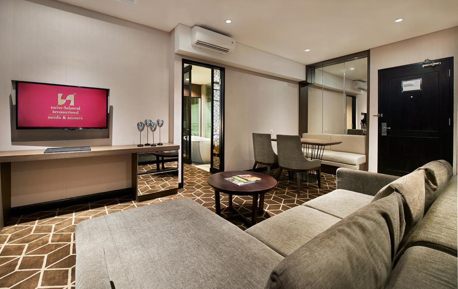 Swiss-Belinn Tunjungan Surabaya Exterior photo