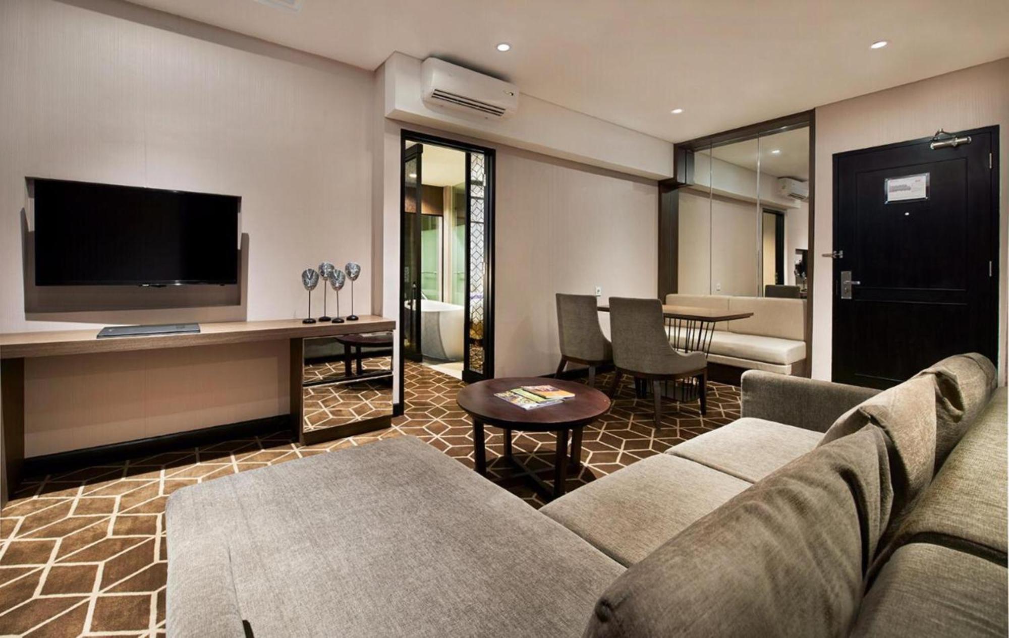 Swiss-Belinn Tunjungan Surabaya Exterior photo